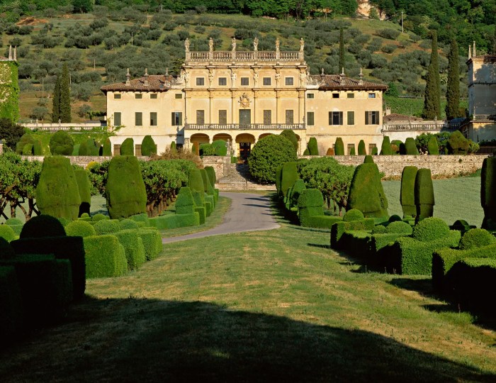 Luxury villa hotels near popular tourist attractions in Italy