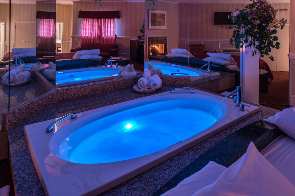 Luxury romantic hotels with jacuzzi suites and fireplaces